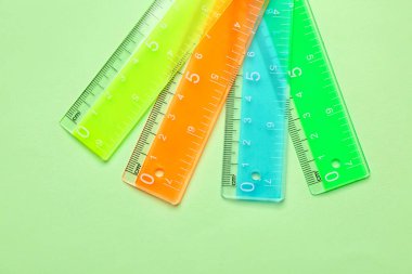 Renkli arkaplanda renkli plastik cetveller