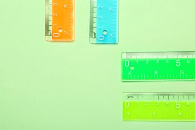 Renkli arkaplanda renkli plastik cetveller