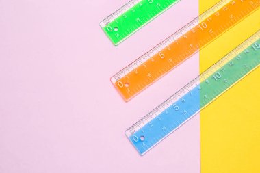 Renkli arkaplanda renkli plastik cetveller