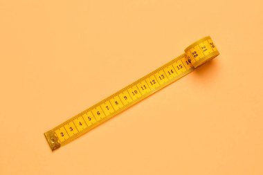 Renk arkaplanındaki turuncu mezura