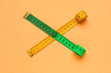 Renk arkaplanına bağlı turuncu ve yeşil mezura