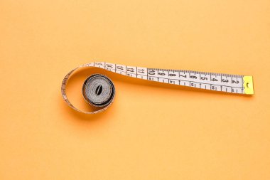 Turuncu arkaplanda beyaz mezura