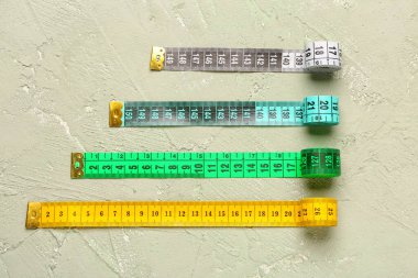 Grunge arkaplanındaki renkli mezuralar