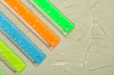 Grunge arka planında renkli düz plastik cetveller