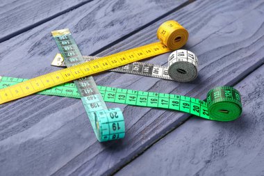 Mavi ahşap arka planda renkli mezuralar