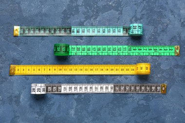 Mavi grunge arkaplanındaki renkli mezuralar