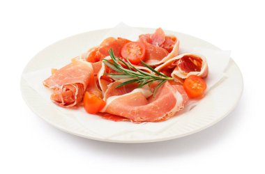 Beyaz arkaplanda lezzetli jamon dilimleri olan tabak