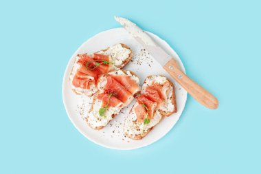 Mavi arkaplanlı lezzetli bruschetas tabağı