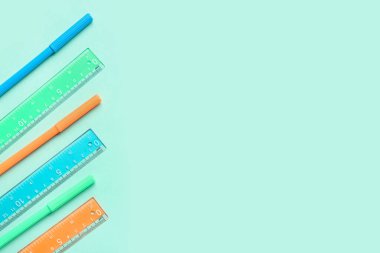 Mavi arkaplanda renkli işaretler ve cetveller