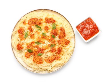 Beyaz arka planda parmesan peynirli ve soslu lezzetli İtalyan makarnası.