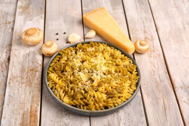 Hafif ahşap arka planda parmesan peynirli lezzetli İtalyan makarnası.