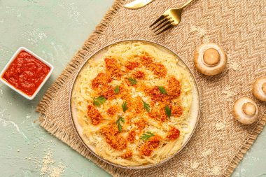 Parmesan peynirli ve soslu leziz İtalyan makarnası.