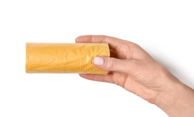 Beyaz arka planda çöp torbası rulosu tutan kadın.