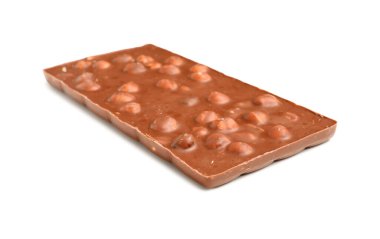 Beyaz arka planda fındıklı tatlı çikolata