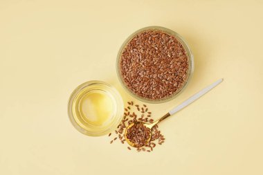 Keten yağlı cam ve sarı arka planda tohumlar