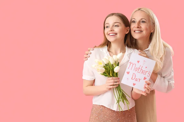 Молодая Женщина Поздравляет Мать Тюльпанами Открыткой Розовом Фоне — стоковое фото