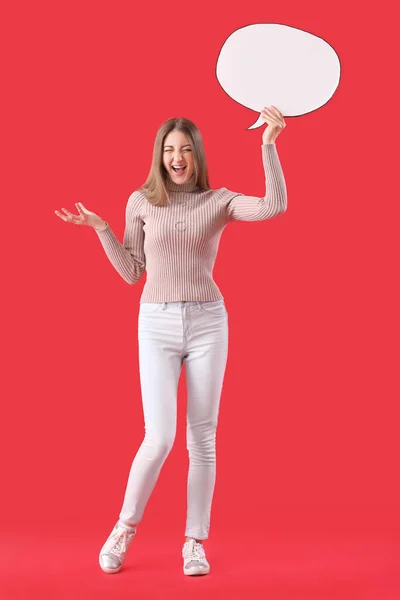 Boos Jonge Vrouw Met Lege Spraak Zeepbel Rode Achtergrond — Stockfoto