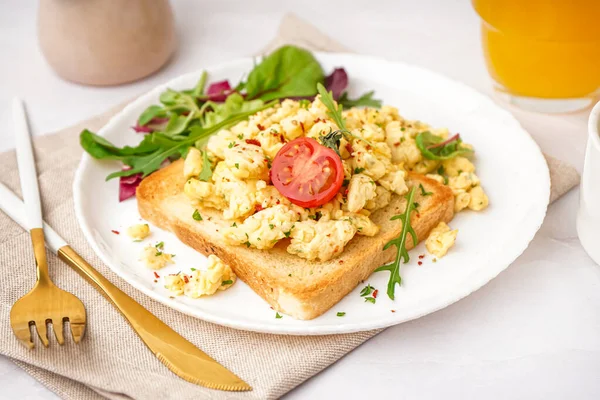 Yağda yumurtalı sandviç ve açık arkaplanda salata.