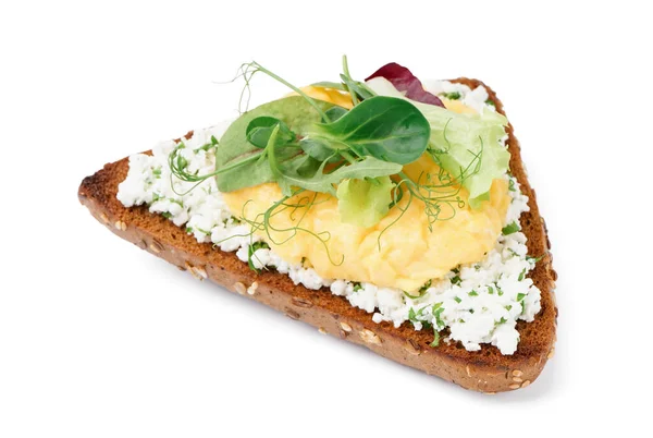 Lezzetli Omletli Sandviç Beyaz Arka Planda Yeşillikler — Stok fotoğraf