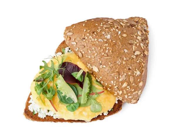 Lezzetli omletli sandviç ve beyaz arka planda yeşillikler.