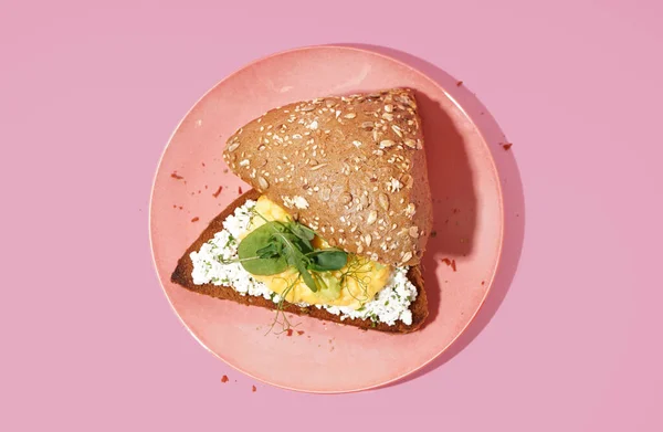 Lezzetli Omletli Sandviç Pembe Arka Planda Yeşillikler — Stok fotoğraf