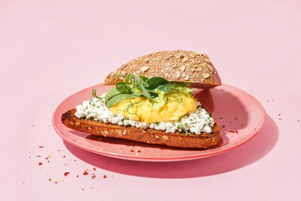 맛있는 스크램블드에그 샌드위치와 분홍색 배경의 야채를 곁들인 — 스톡 사진