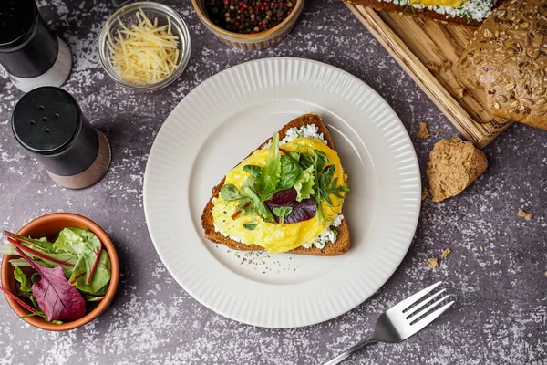 Plate Tasty Scrambled Eggs Sandwich Grey Grunge Background — Stock Photo, Image