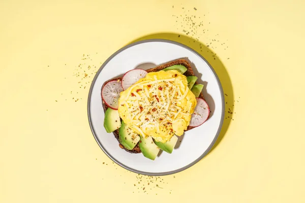 Sarı Arka Planda Lezzetli Çırpılmış Yumurta Sandviç Sebze Tabağı — Stok fotoğraf