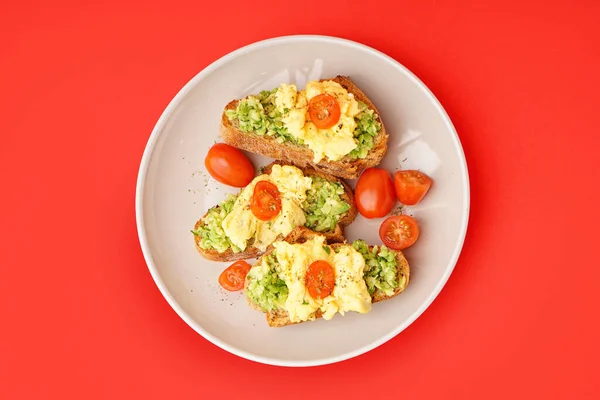 Plate Tasty Scrambled Eggs Sandwiches Vegetables Red Background — Stock Photo, Image