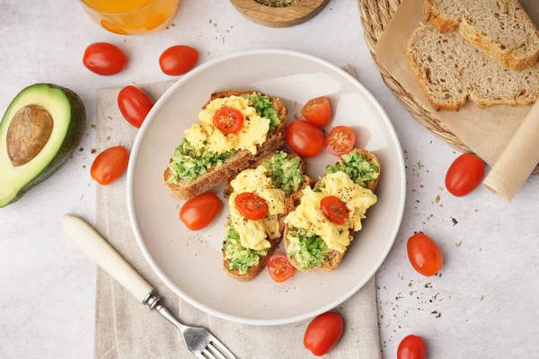 Plate Tasty Scrambled Eggs Sandwiches Vegetables Light Background — Stock Photo, Image