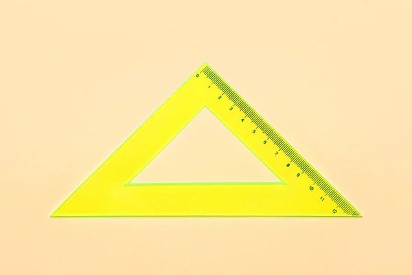 Regla Plástico Triángulo Amarillo Sobre Fondo Beige —  Fotos de Stock