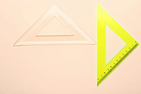 Reglas Plástico Triángulo Transparente Amarillo Sobre Fondo Beige —  Fotos de Stock