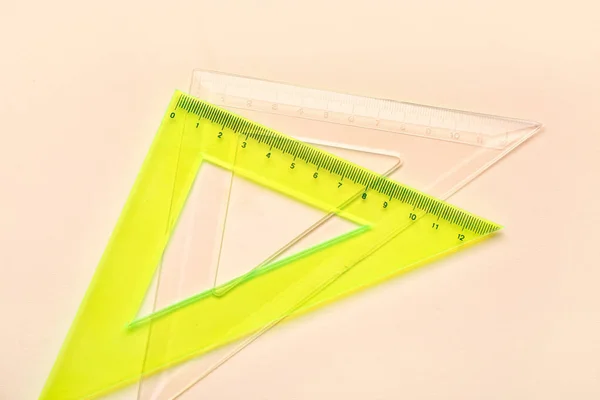 Règles Transparentes Jaunes Plastique Triangle Sur Fond Beige — Photo