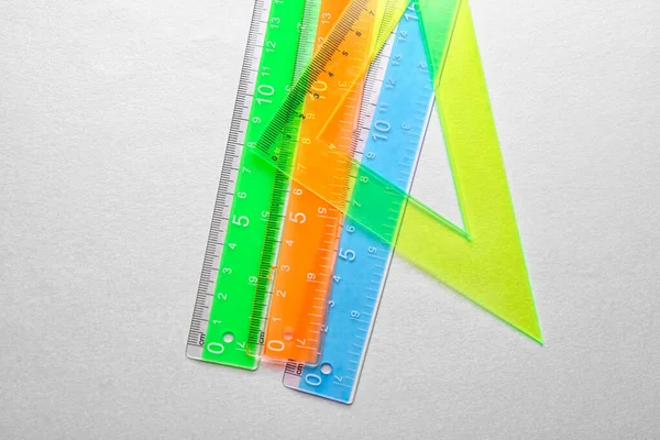 Reglas Coloridas Plástico Rectas Triangulares Sobre Fondo Gris —  Fotos de Stock