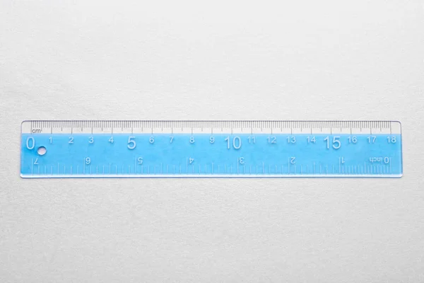 Синій Пластиковий Лінійка Сірому Фоні — стокове фото