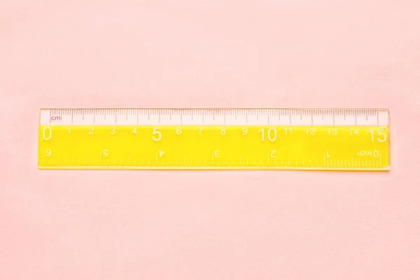 Gele Plastic Liniaal Roze Achtergrond — Stockfoto