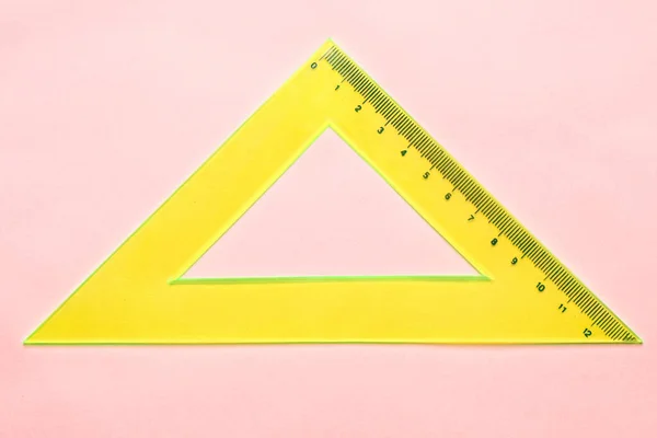 Regla Plástico Triángulo Amarillo Sobre Fondo Rosa —  Fotos de Stock