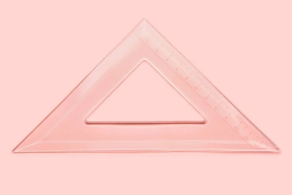 Règle Plastique Triangle Transparent Sur Fond Rose — Photo