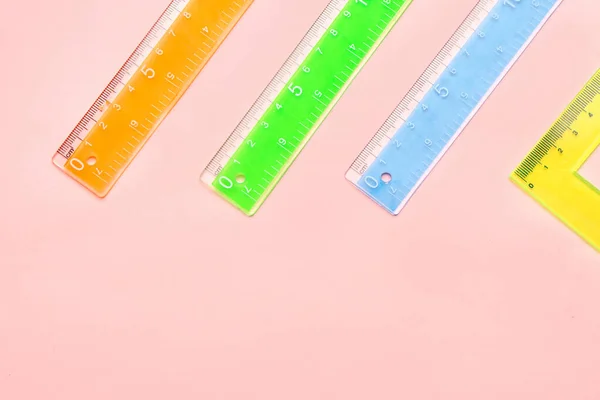 Coloridas Reglas Plástico Rectas Triangulares Sobre Fondo Rosa —  Fotos de Stock
