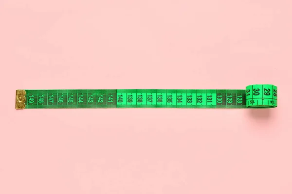 Fita Medição Verde Sobre Fundo Rosa — Fotografia de Stock