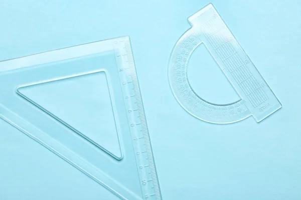 Regla Triángulo Plástico Transparente Transportador Sobre Fondo Azul —  Fotos de Stock