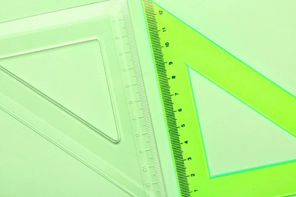 透明と緑のプラスチックの支配者の色の背景 — ストック写真