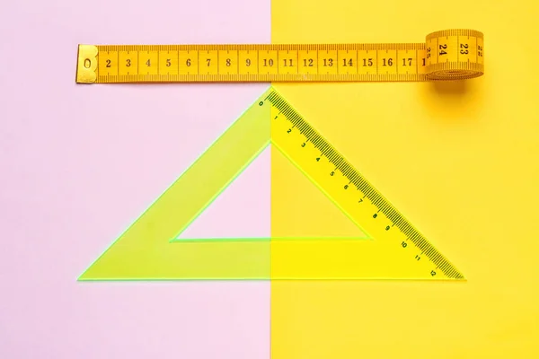 Regla Plástico Triangular Cinta Métrica Sobre Fondo Color —  Fotos de Stock