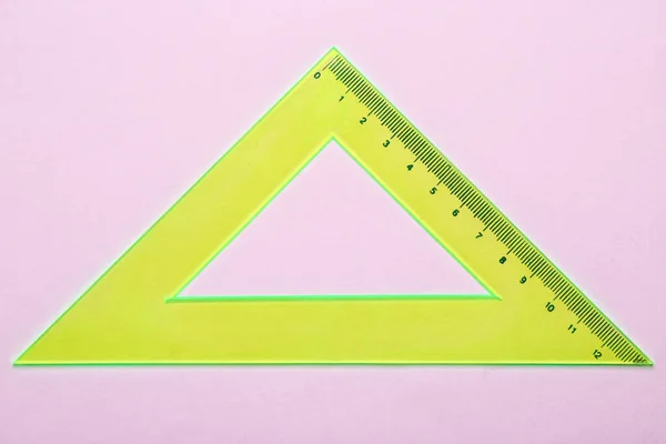 Regla Plástico Triángulo Amarillo Sobre Fondo Rosa —  Fotos de Stock