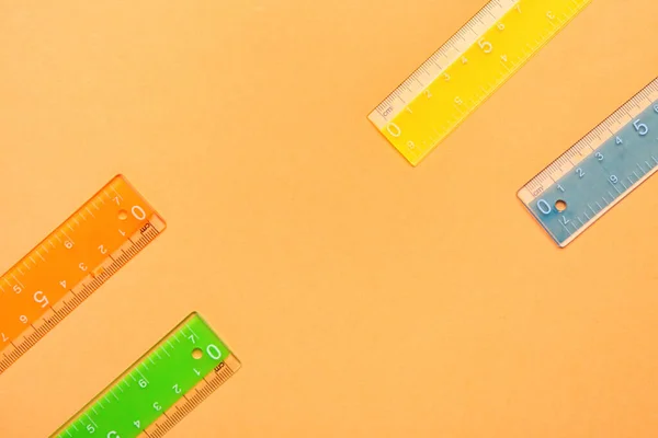 Reglas Plásticas Coloridas Sobre Fondo Naranja —  Fotos de Stock
