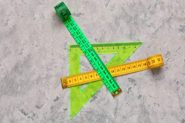 Cintas Métricas Coloridas Regla Plástico Triangular Sobre Fondo Grunge Gris —  Fotos de Stock