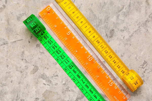 Gri Grunge Arkaplanda Renkli Mezuralar Plastik Cetvel — Stok fotoğraf