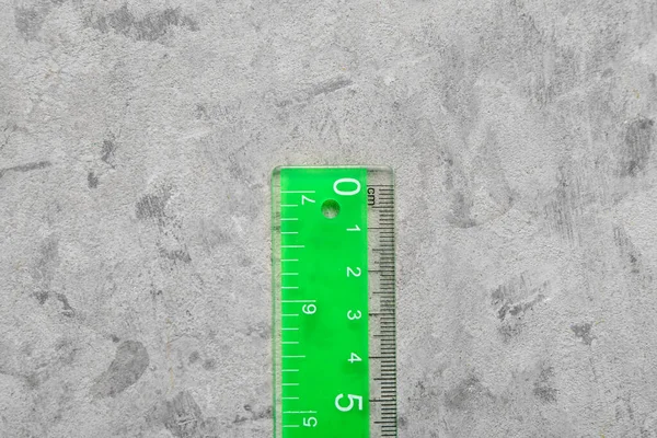 Grünes Kunststoff Lineal Auf Grauem Grunge Hintergrund — Stockfoto