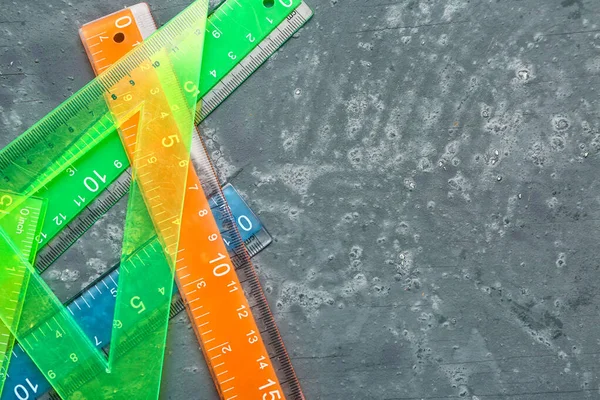 Coloridas Reglas Plástico Rectas Triangulares Sobre Fondo Grunge —  Fotos de Stock