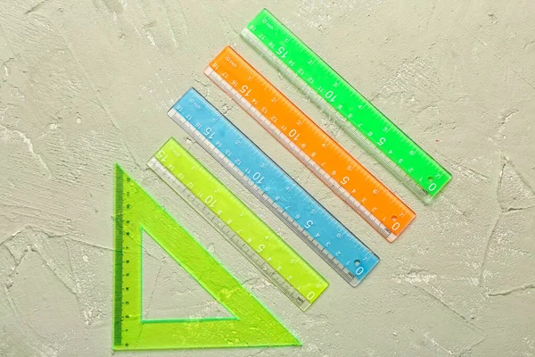 Coloridas Reglas Plástico Rectas Triangulares Sobre Fondo Grunge —  Fotos de Stock